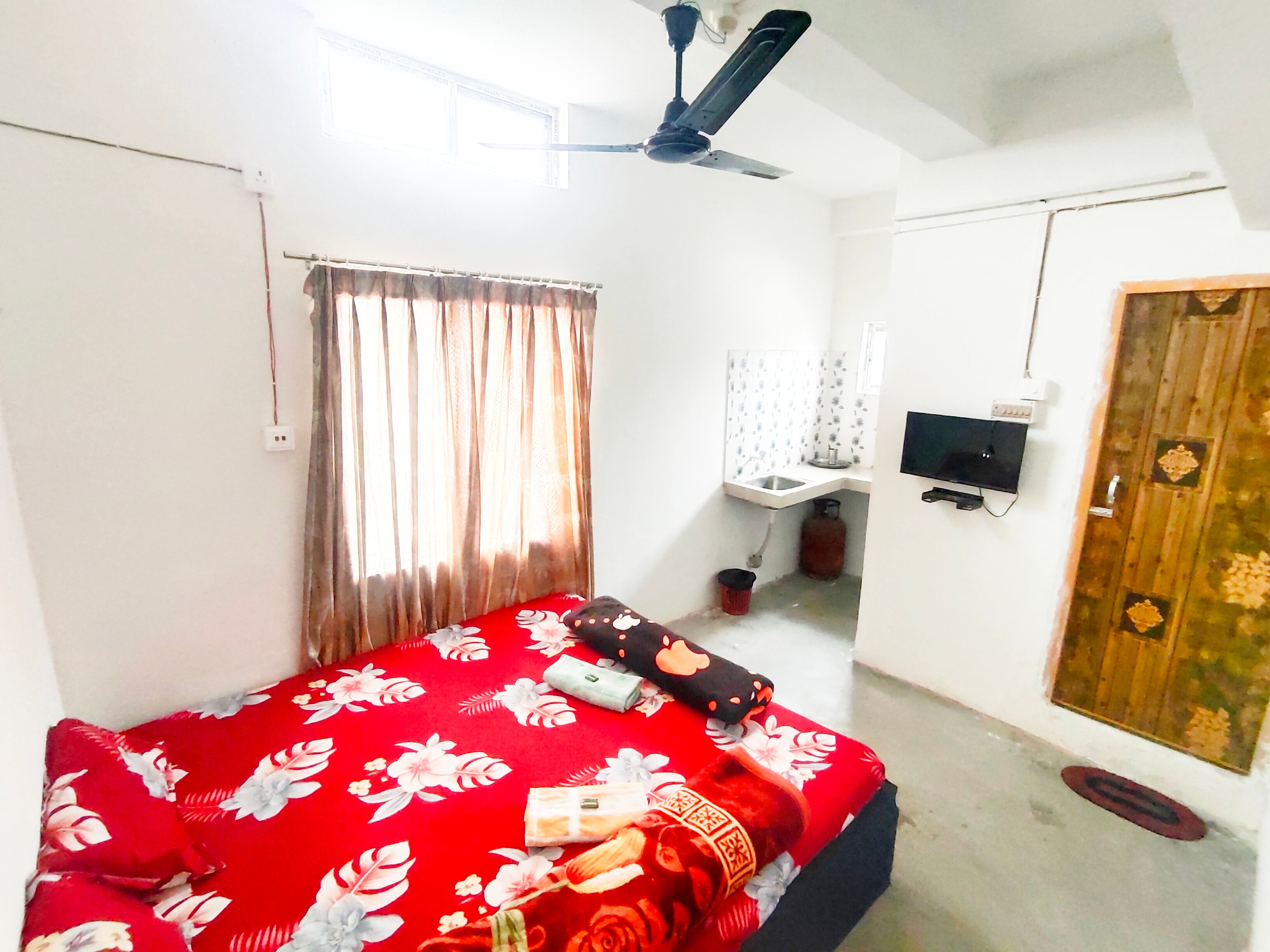 The Golden Nest Homestay | 1.5 km from Airport - Tap to explore photos