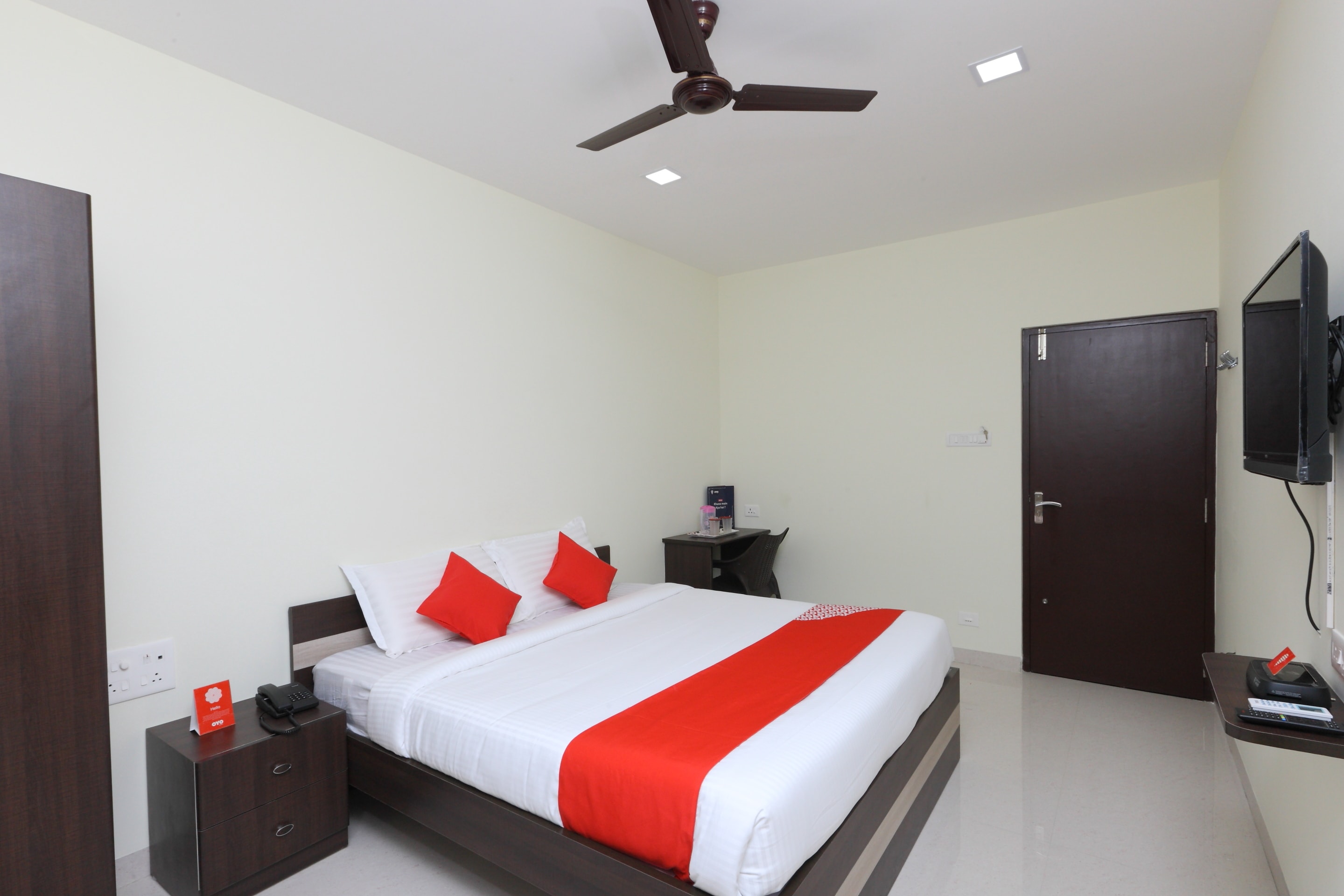 Super Hotel O Perfect Stay Near Meenambakkam Metro Station - Tap to explore photos