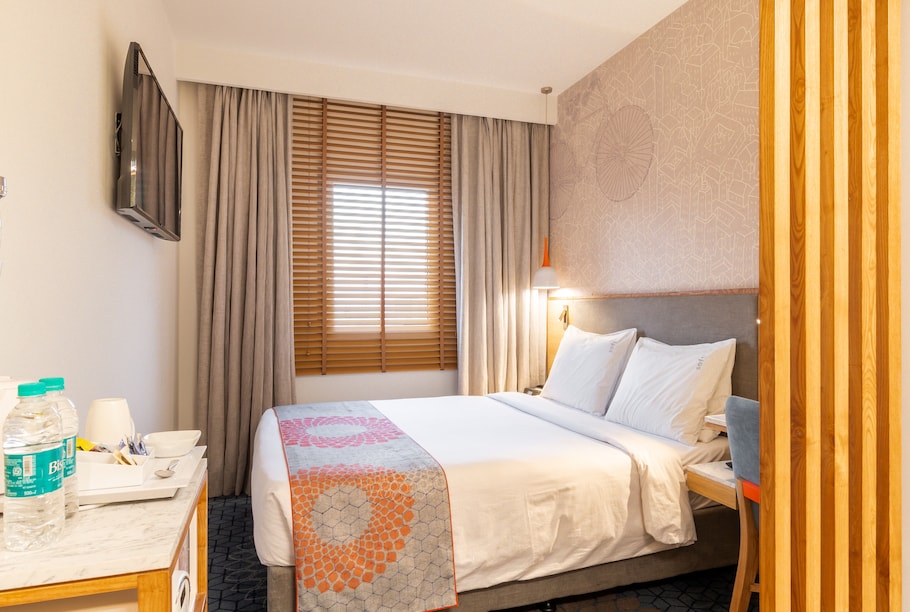 Holiday Inn Express AHMEDABAD PRAHLAD NAGAR Ahmedabad Hotel Price