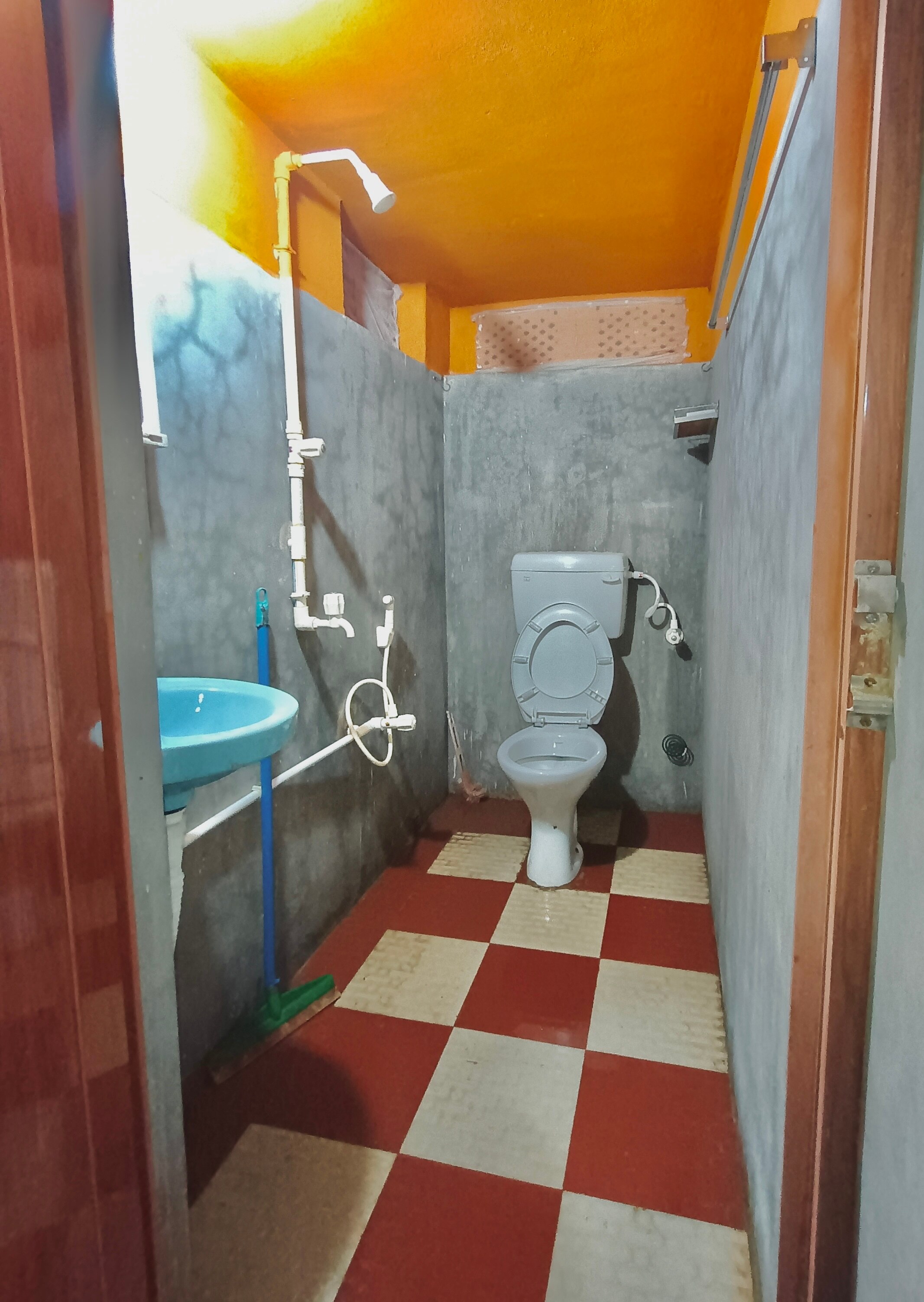 Homestay with exterior bathroom - Tap to explore photos