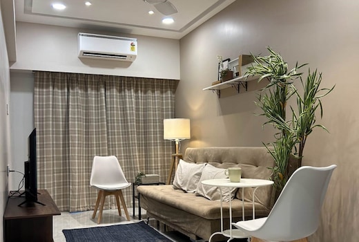 Downtown 3 Bhk Appt, Mahalaxmi