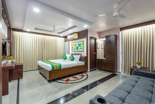 Treebo Marina Grand, Railway station