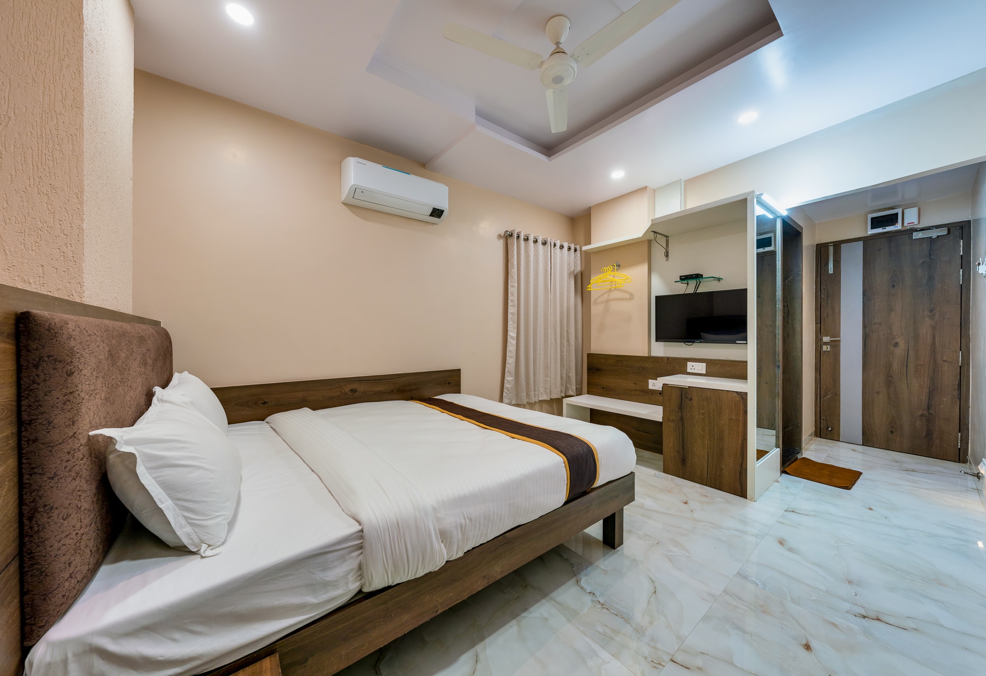 Deluxe Room AC 1