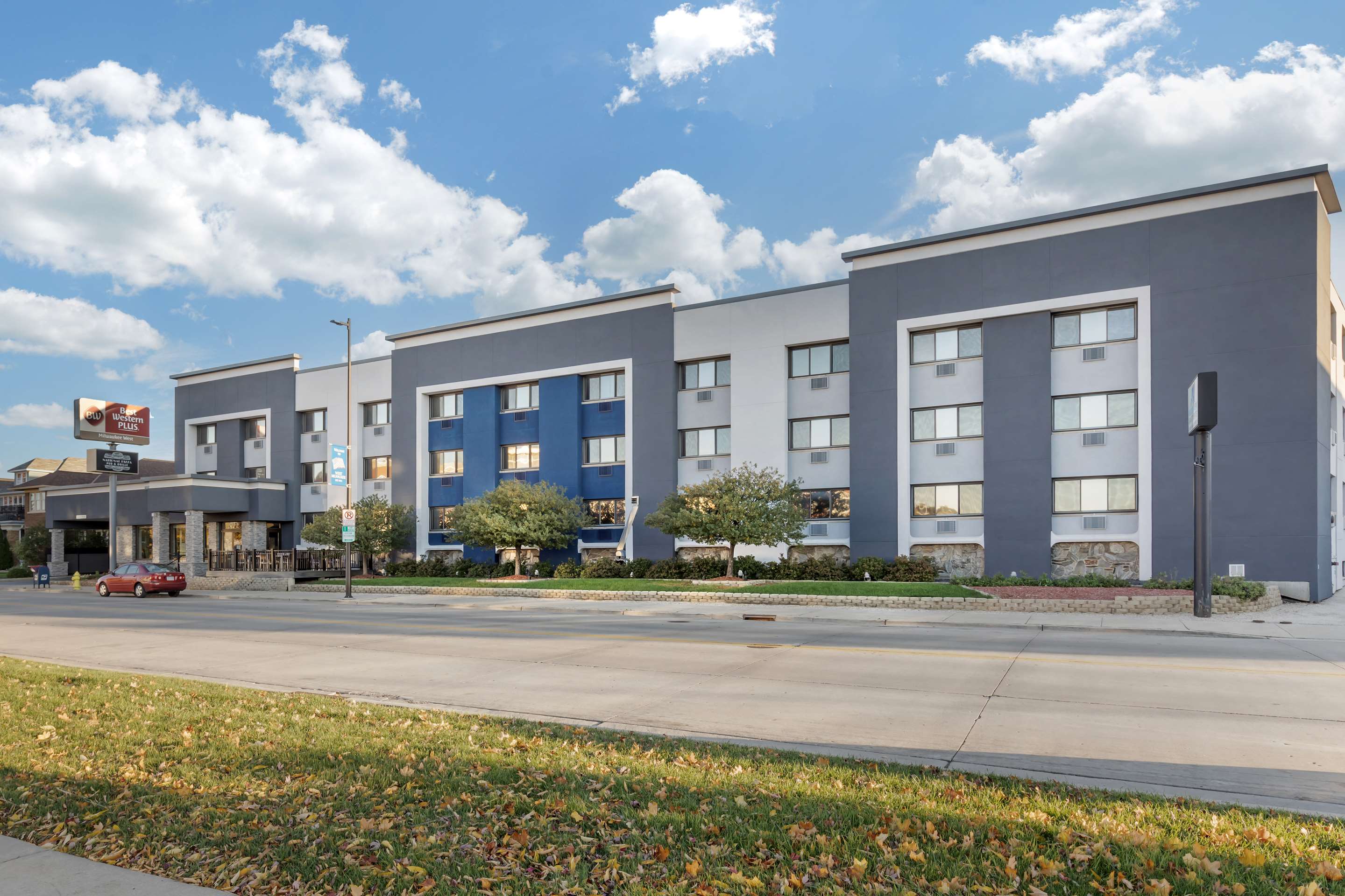 Best Western Milwaukee West - Tap to explore photos