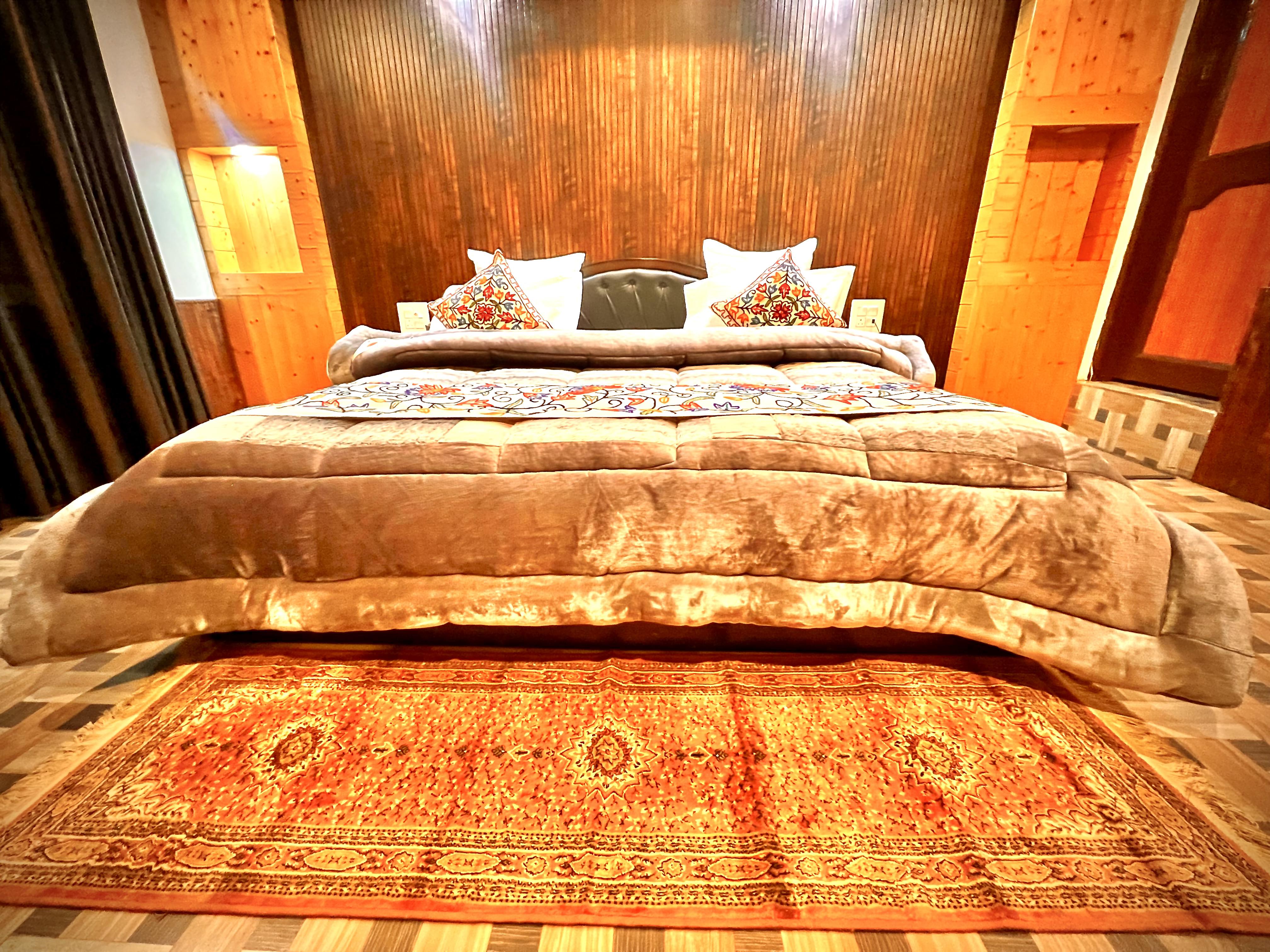 Maple inn resort - Tap to explore photos