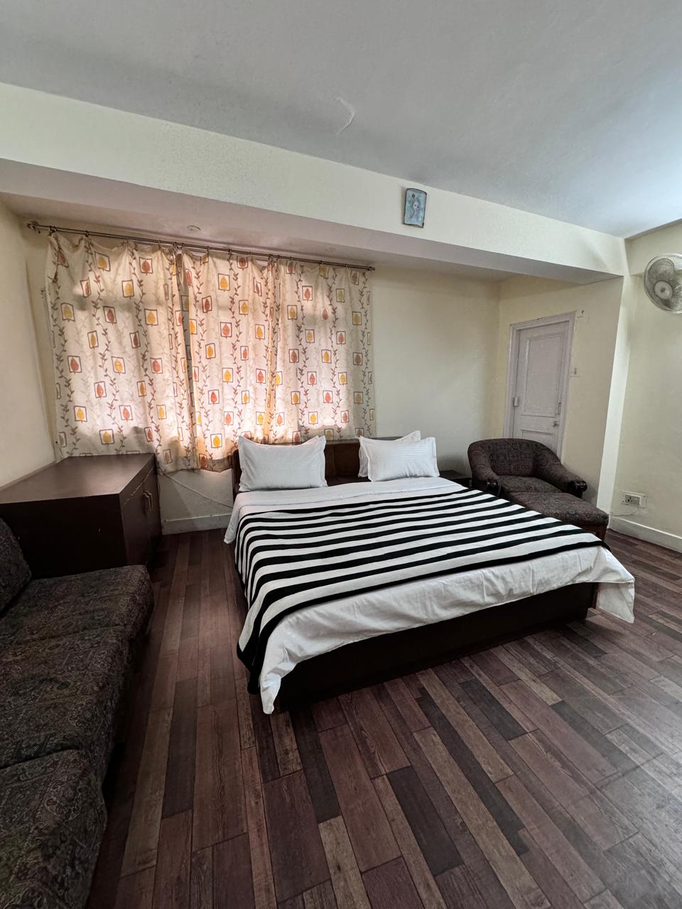 Rustic 2 Bedroom Retreat in Mall road - Tap to explore photos
