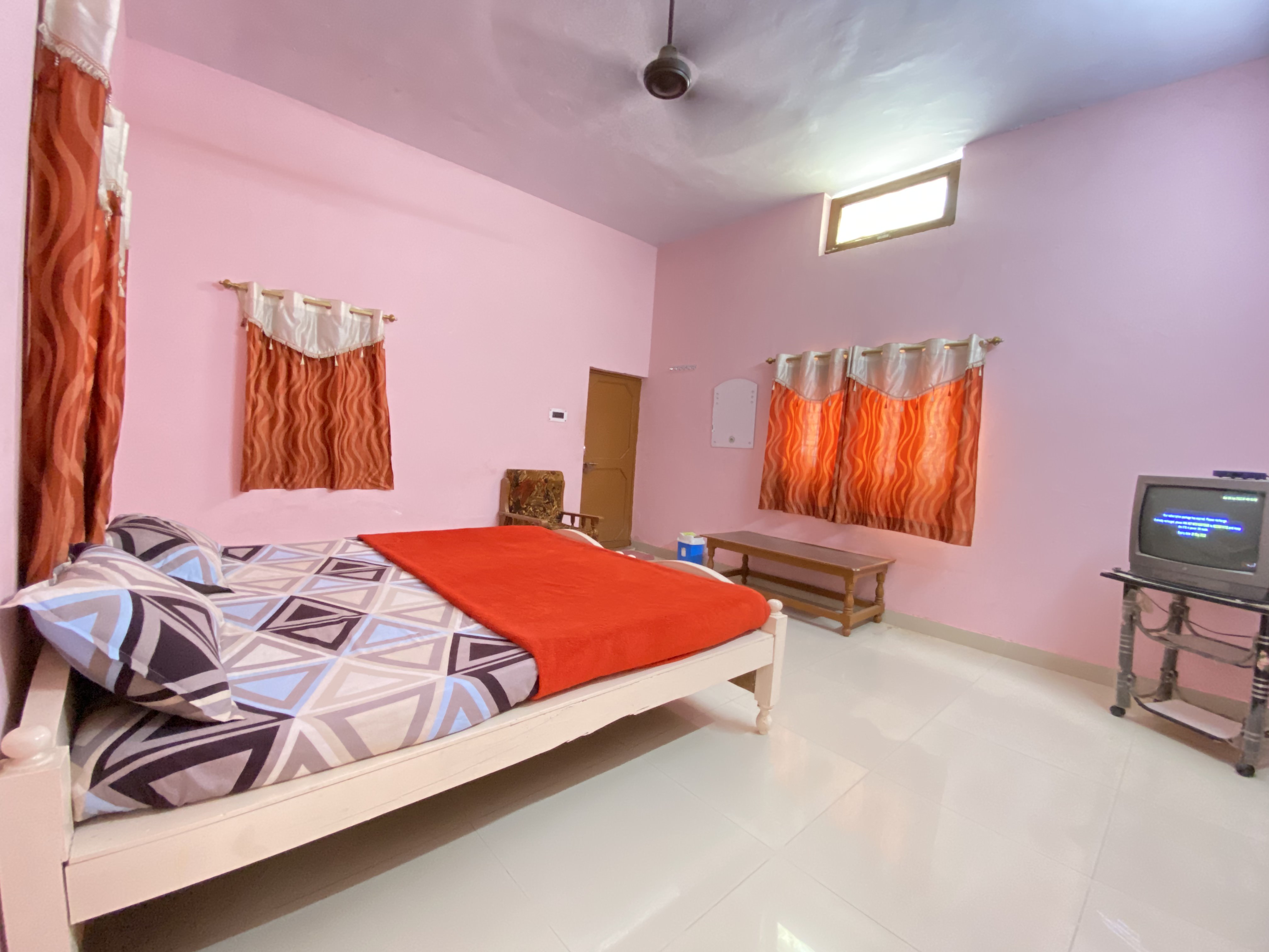 Hotel Shri Mahant - Tap to explore photos