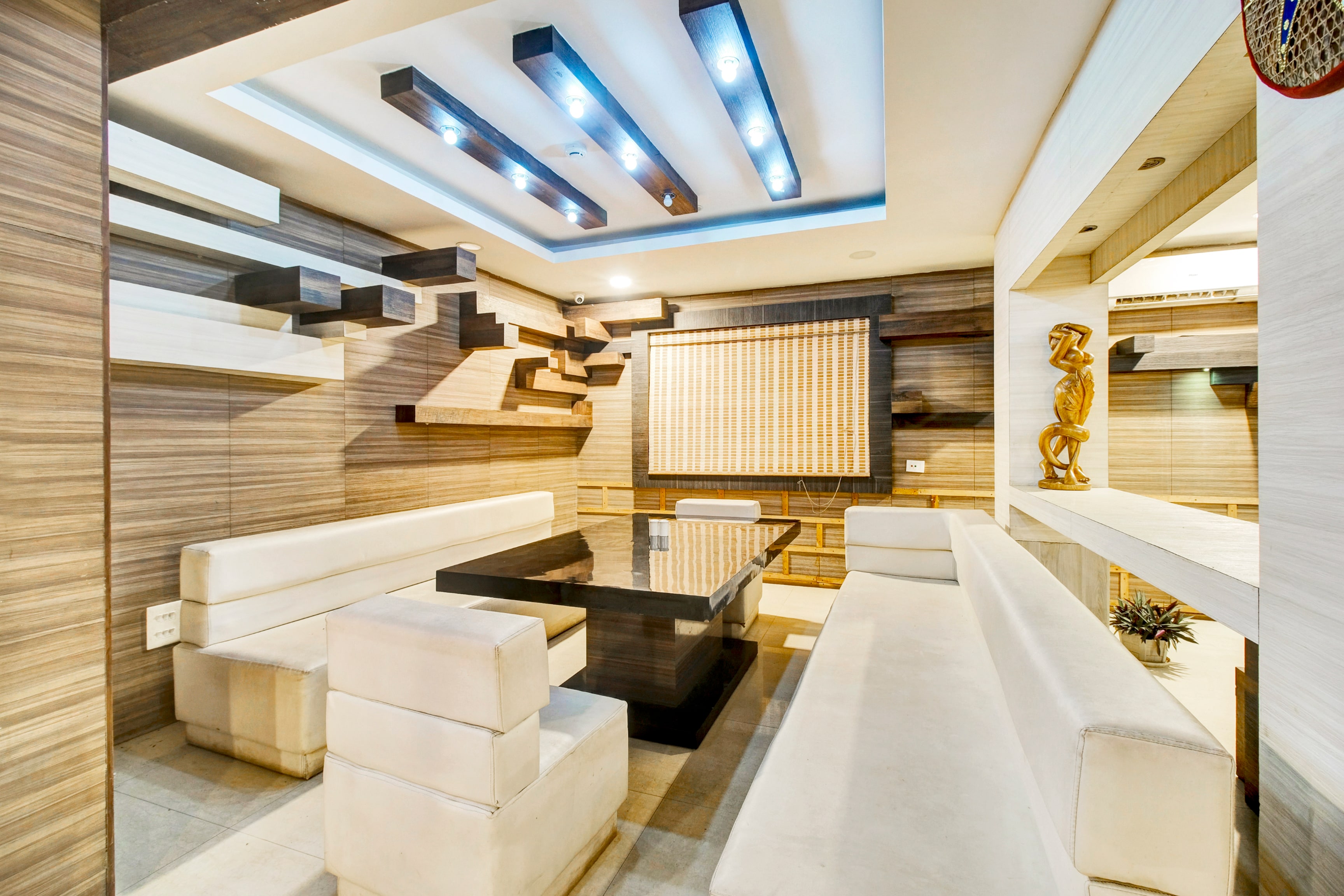 Super Townhouse Hatigaon Near Medicity Formerly Hotel Grand Majesty - Tap to explore photos