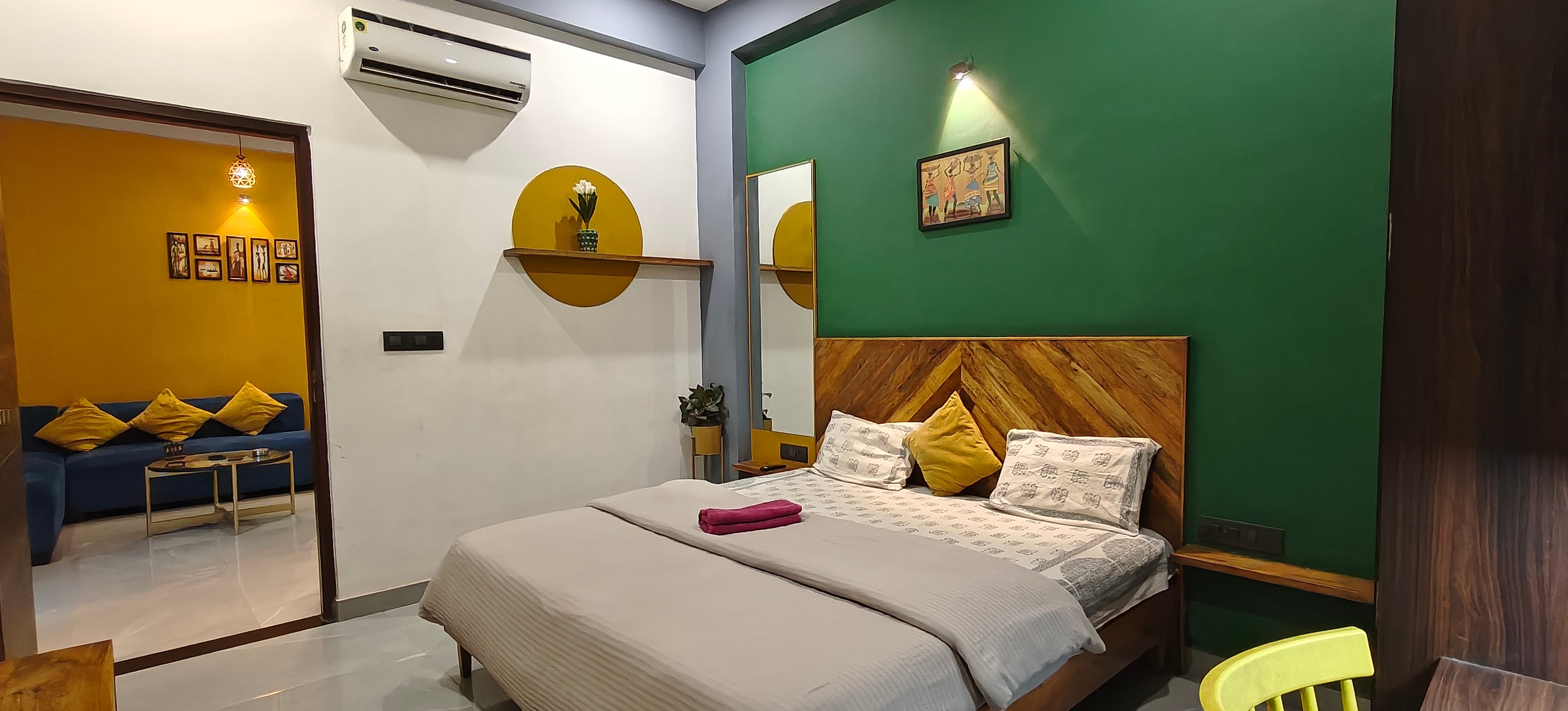 Golden House by Ven A Casa Homestays - Tap to explore photos