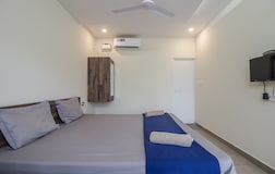 DELUXE AC ROOM