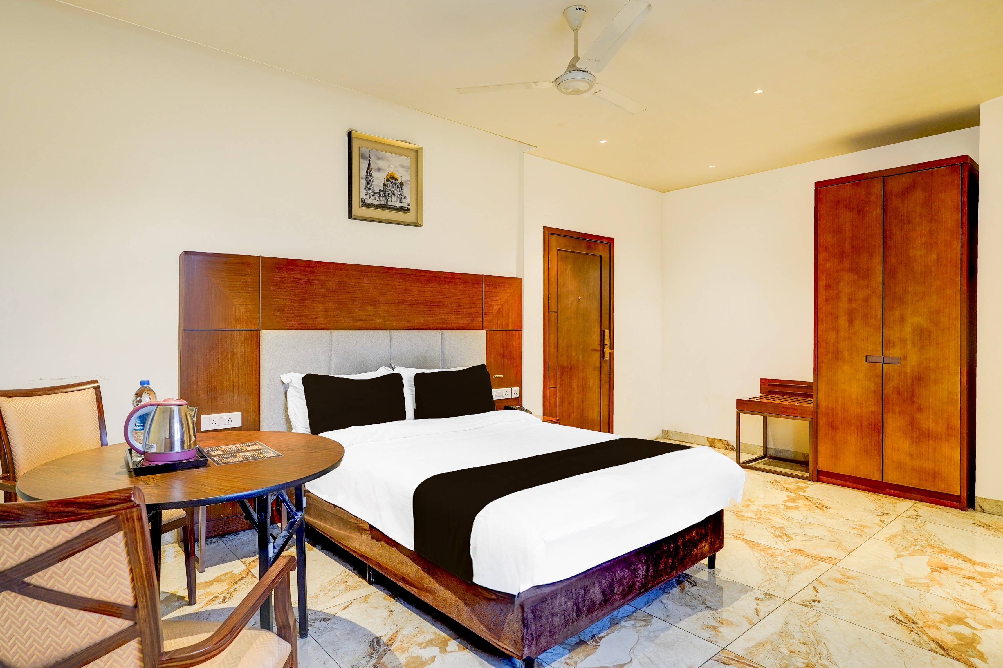 Townhouse JFN Comfort Hotel - Tap to explore photos