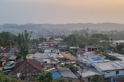 Mountain Whispers Splendour Guest House., Coorg