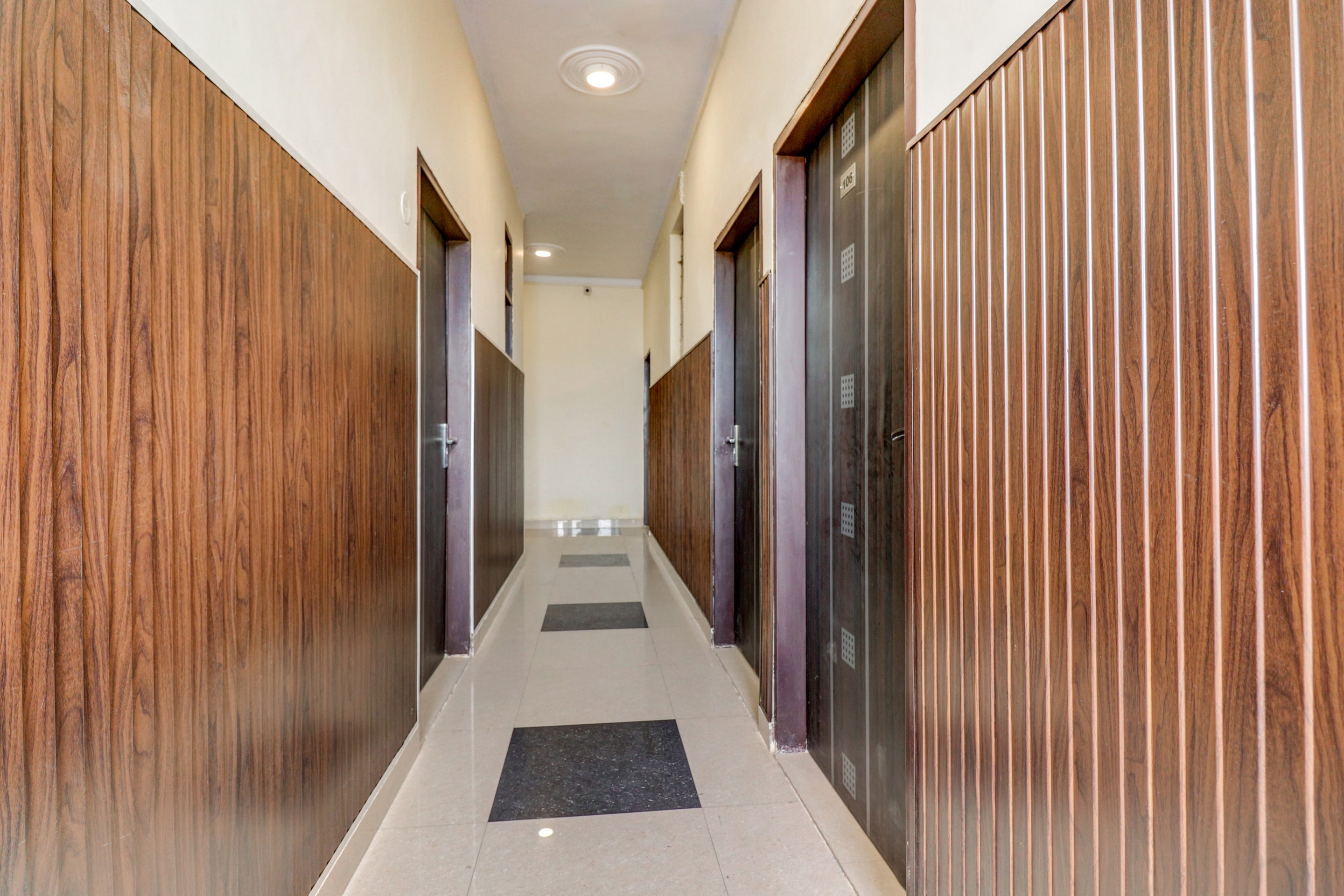 Hotel O Sapphire Near Omaxe Gurgaon Mall - Tap to explore photos