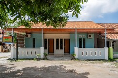 OYO 93741 Ayna Kost Syariah, Indramayu