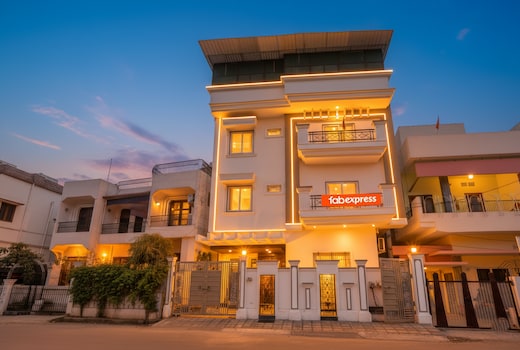 Via Aditya Guest House Nr. Dasaswamedh Ghat