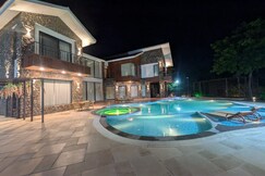 Palmwood Hills Luxury Farm With Private Pool, Manesar