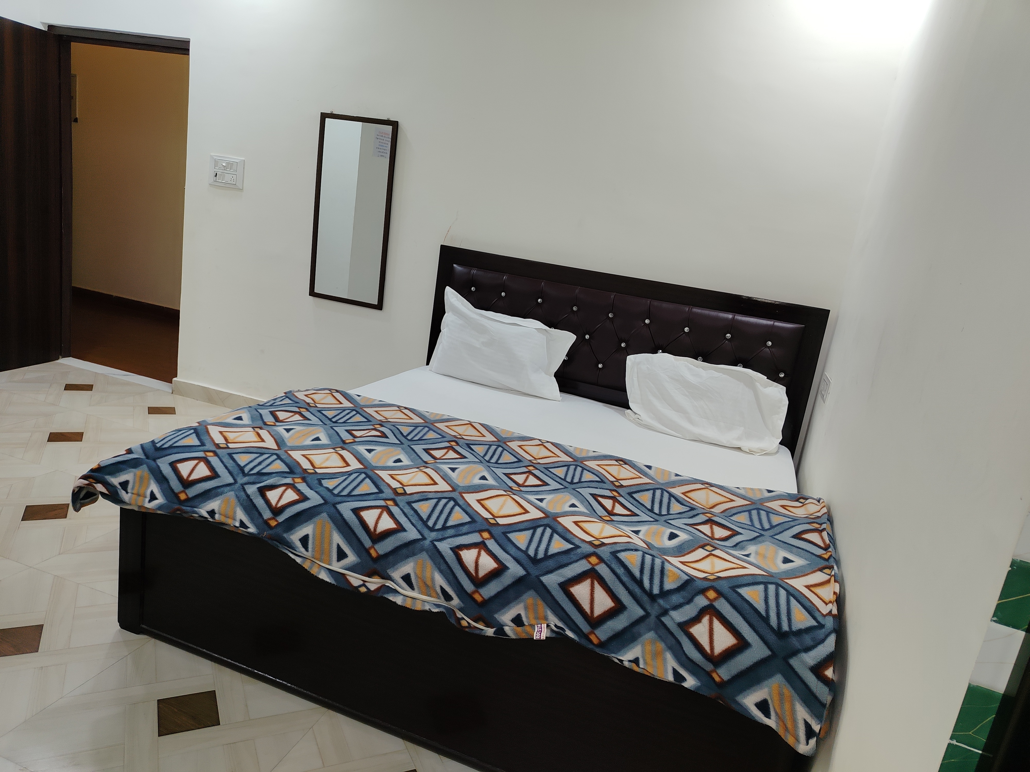 Shankar Palace & Guest House - Tap to explore photos
