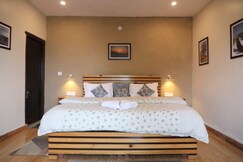 Horizon Hues | 1bhk overlooking the hills by RoamHome, Mukteshwar