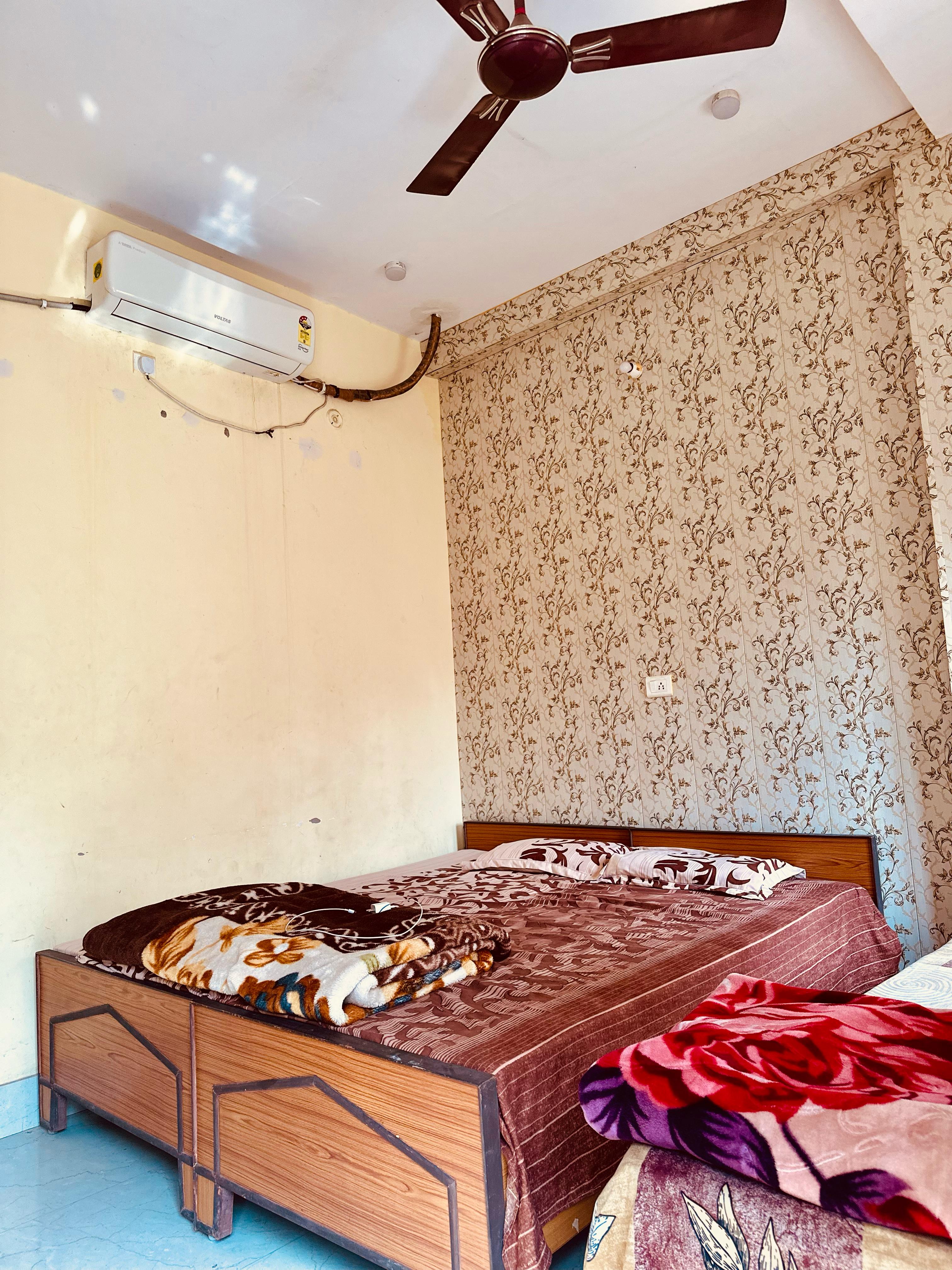 KK Paying Guest House - Tap to explore photos