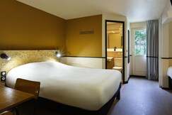 greet Hotel Villeneuve La Garenne, Paris
