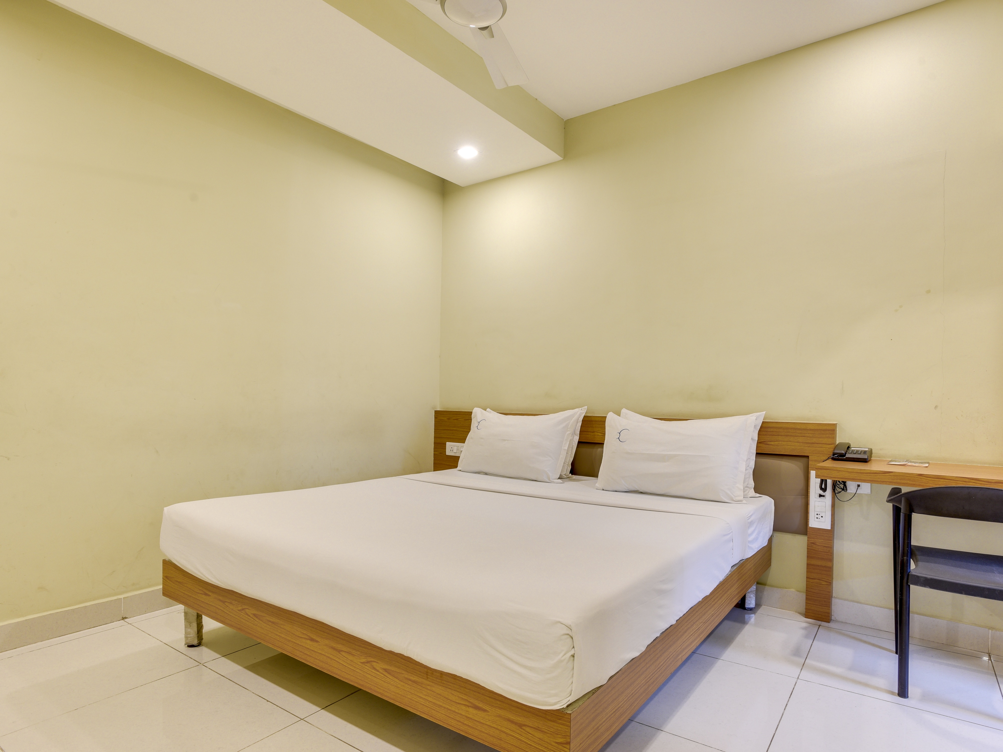 HOTEL CRESCENT INN (VANAGARAM, APOLLO HOSPITAL & RAMACHANDRA MEDICAL CENTRE) - Tap to explore photos