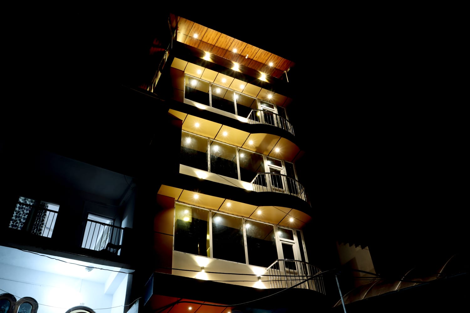 Golden view Hotel - Tap to explore photos