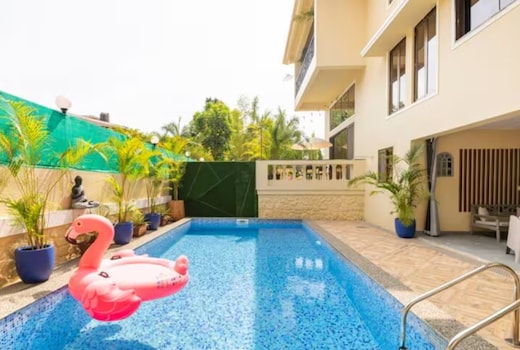 9BHK Cloud 9 Retreat by Pranaam Stays