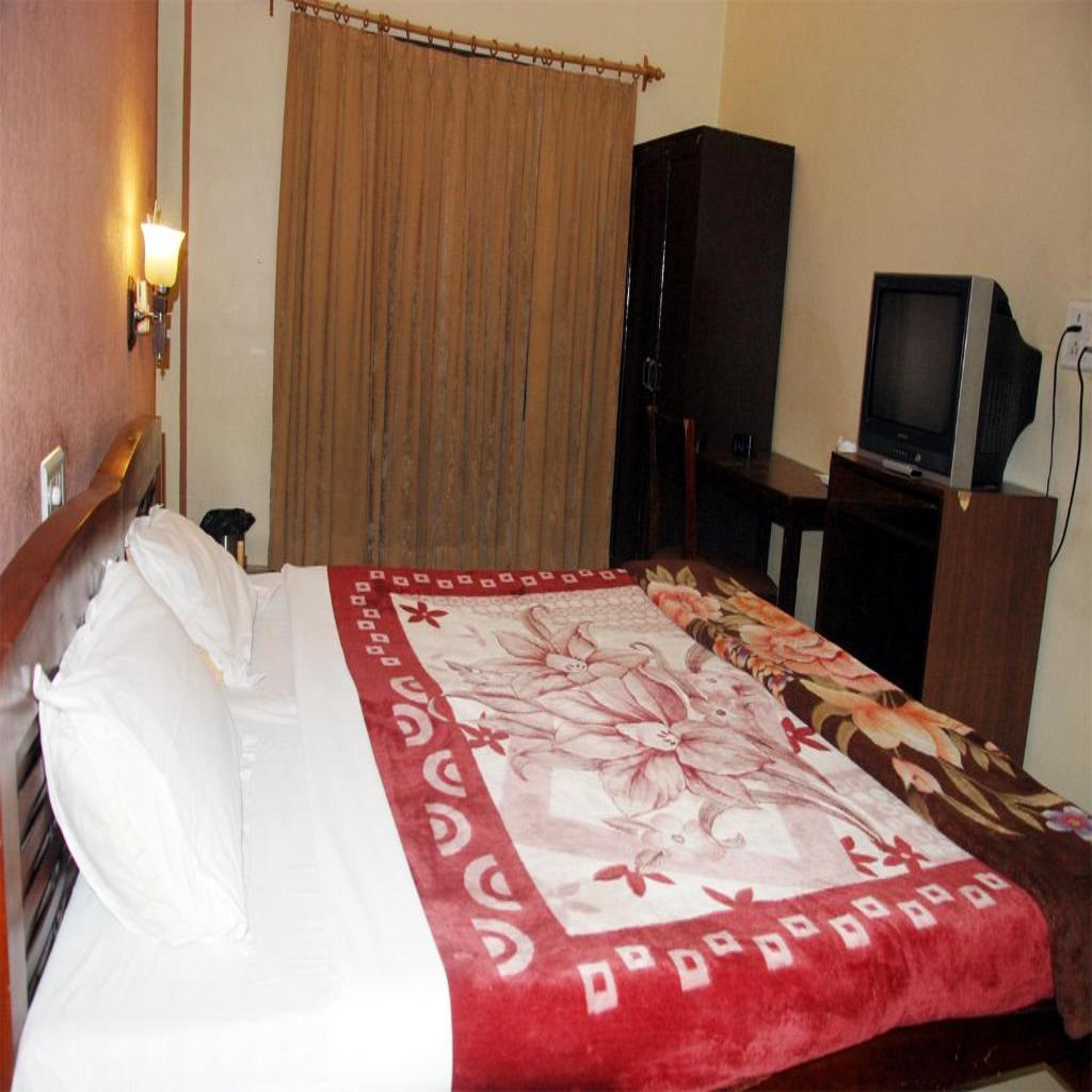 EVERGREEN PAYING GUEST HOUSE - Tap to explore photos