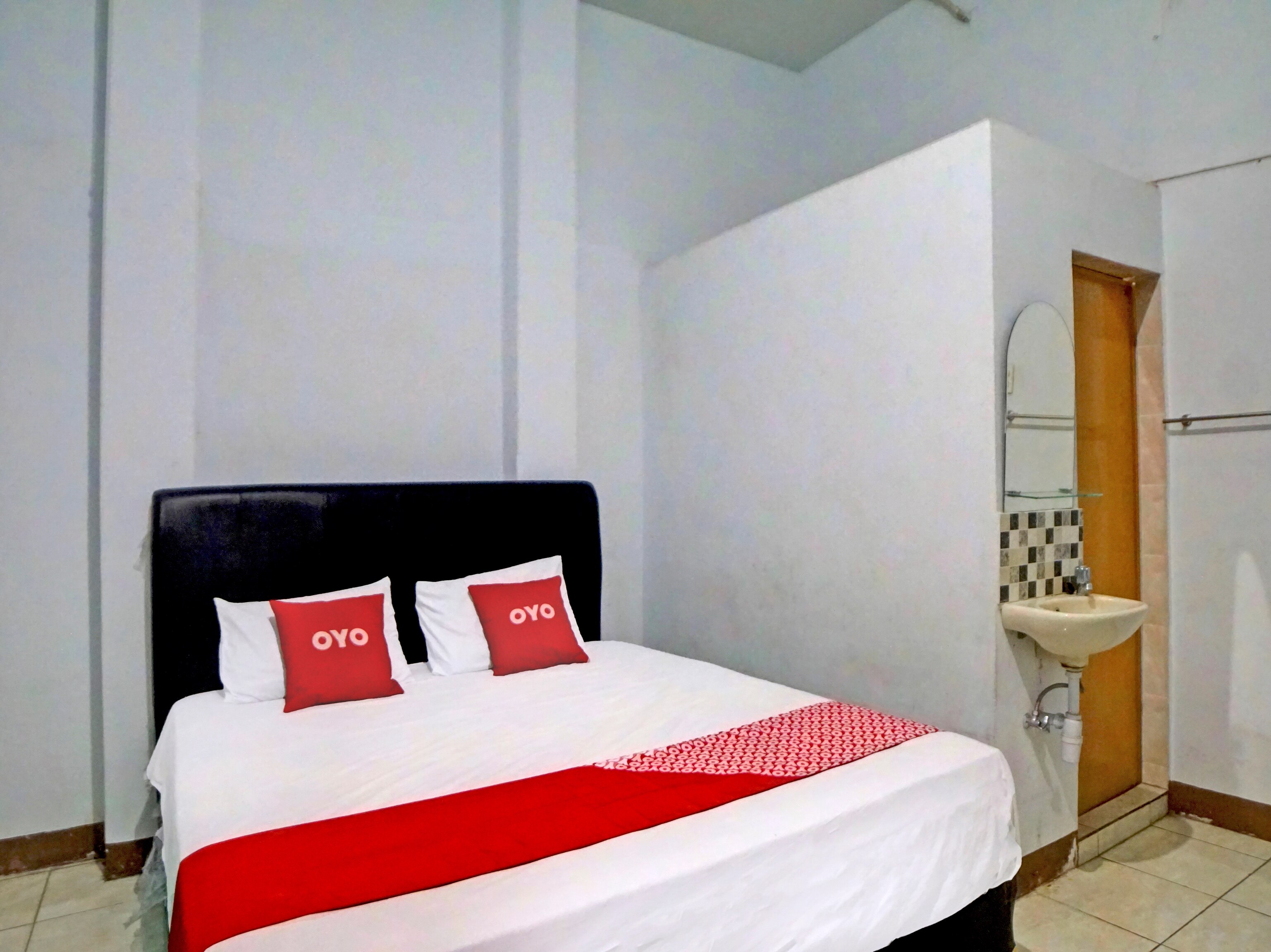 OYO 92820 Guesthouse 899 - Tap to explore photos