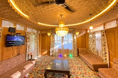 The Apollo 11 Heritage Luxury Houseboat, Srinagar, Srinagar