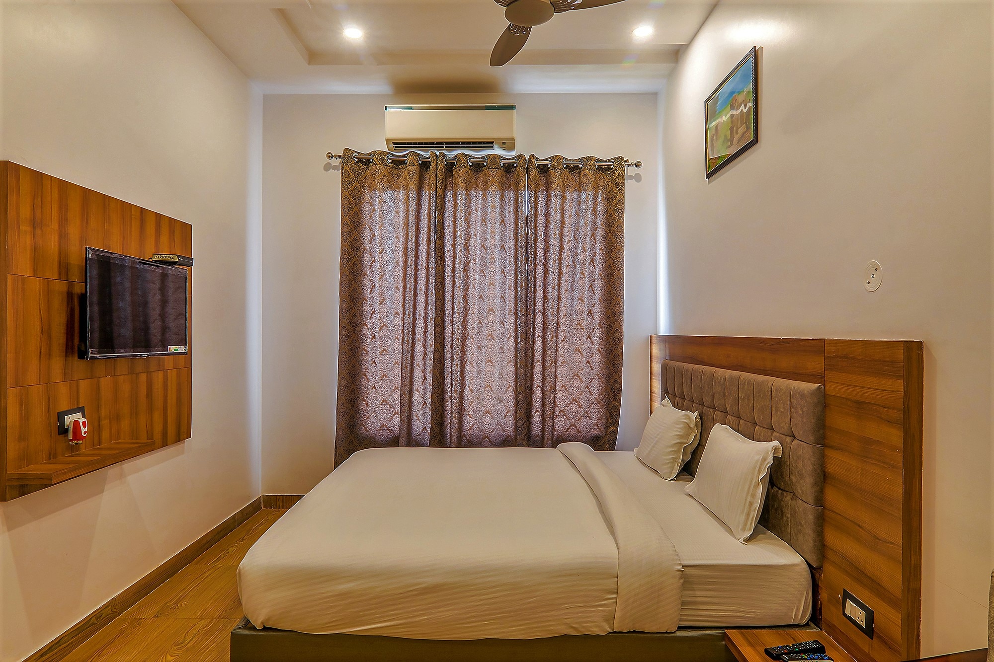 FabExpress Global Inn New - Tap to explore photos