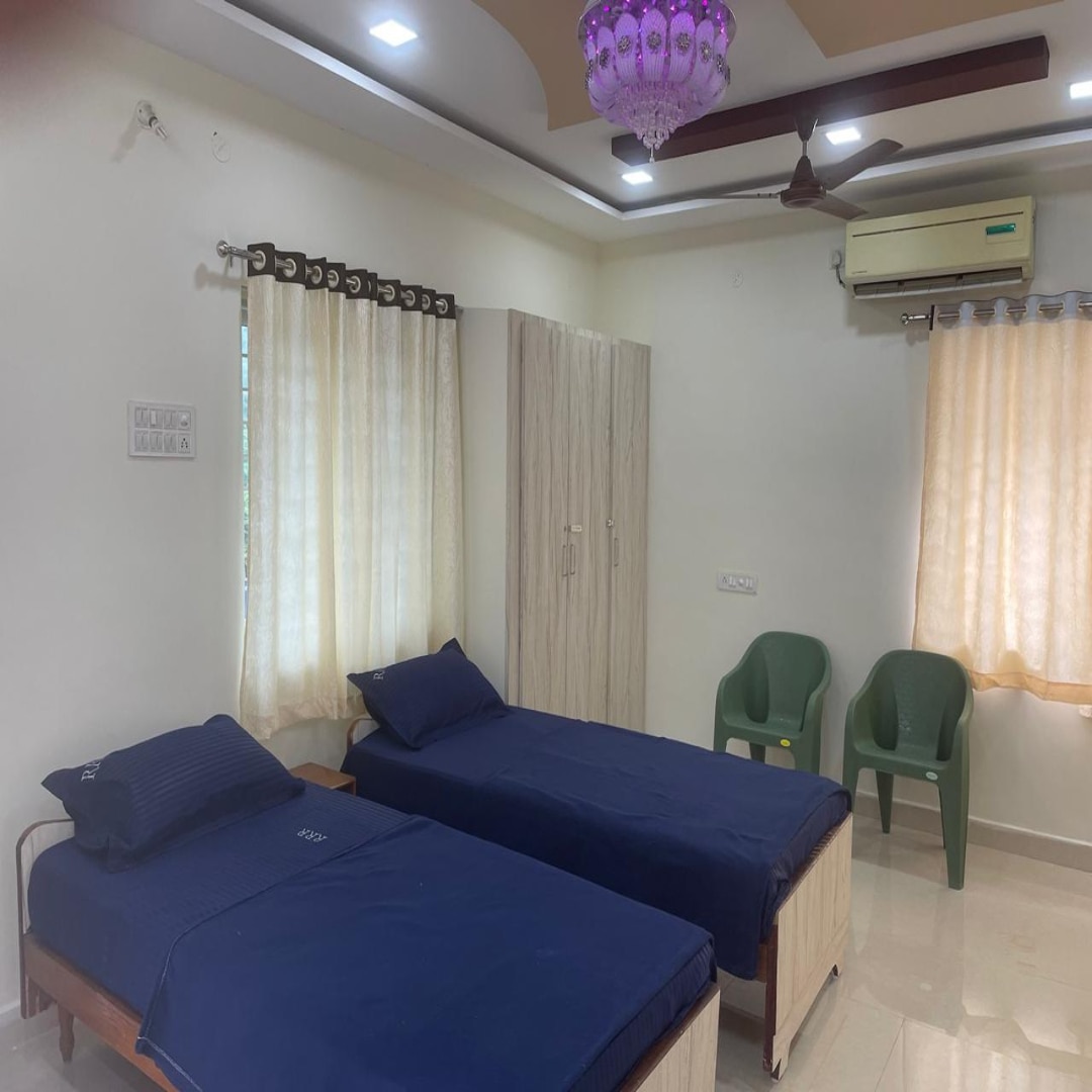 RRR Marina-Guest House - Tap to explore photos