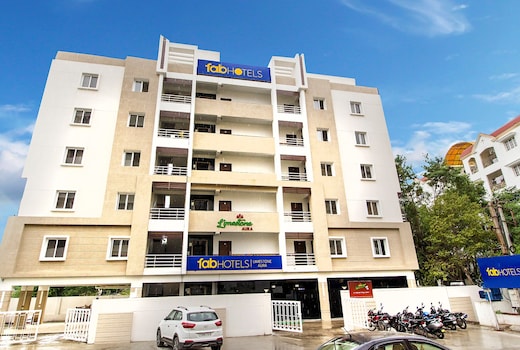 FabHotel Limestone Suites - 750M from Yashoda Hospitals, Somajiguda