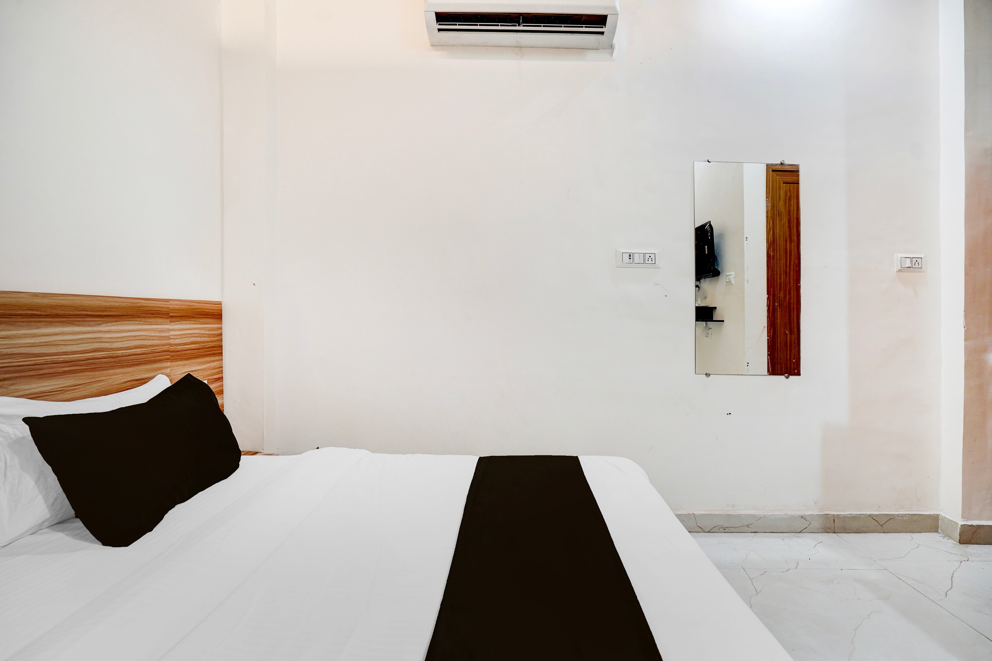 Hotel O The Kashi - Tap to explore photos