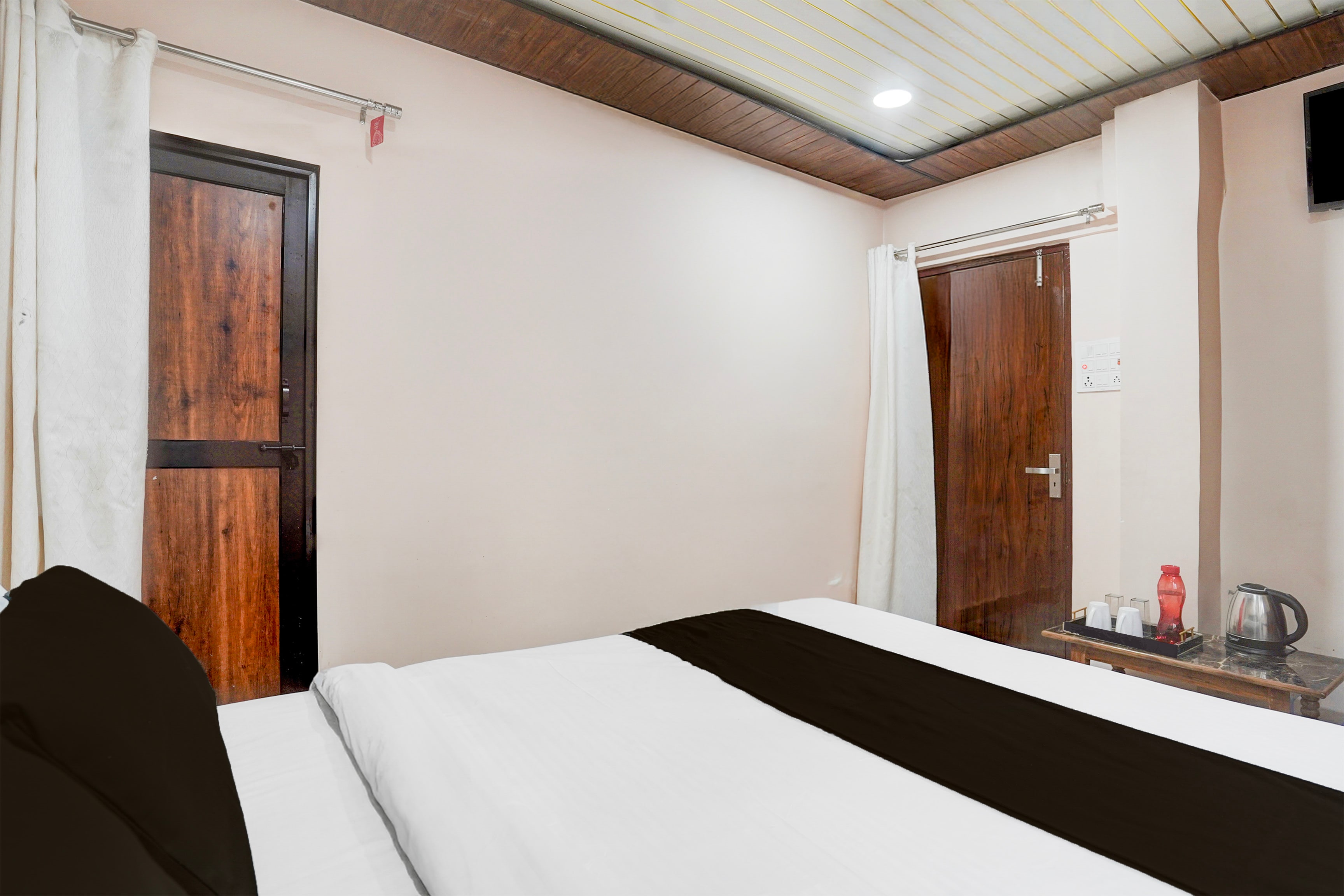 Super Hotel O Tedhi Bazaar Near Ram Janambhumi - Tap to explore photos