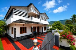 Bougainvillea Homestay 4BHK with Swimming Pool, Munnar
