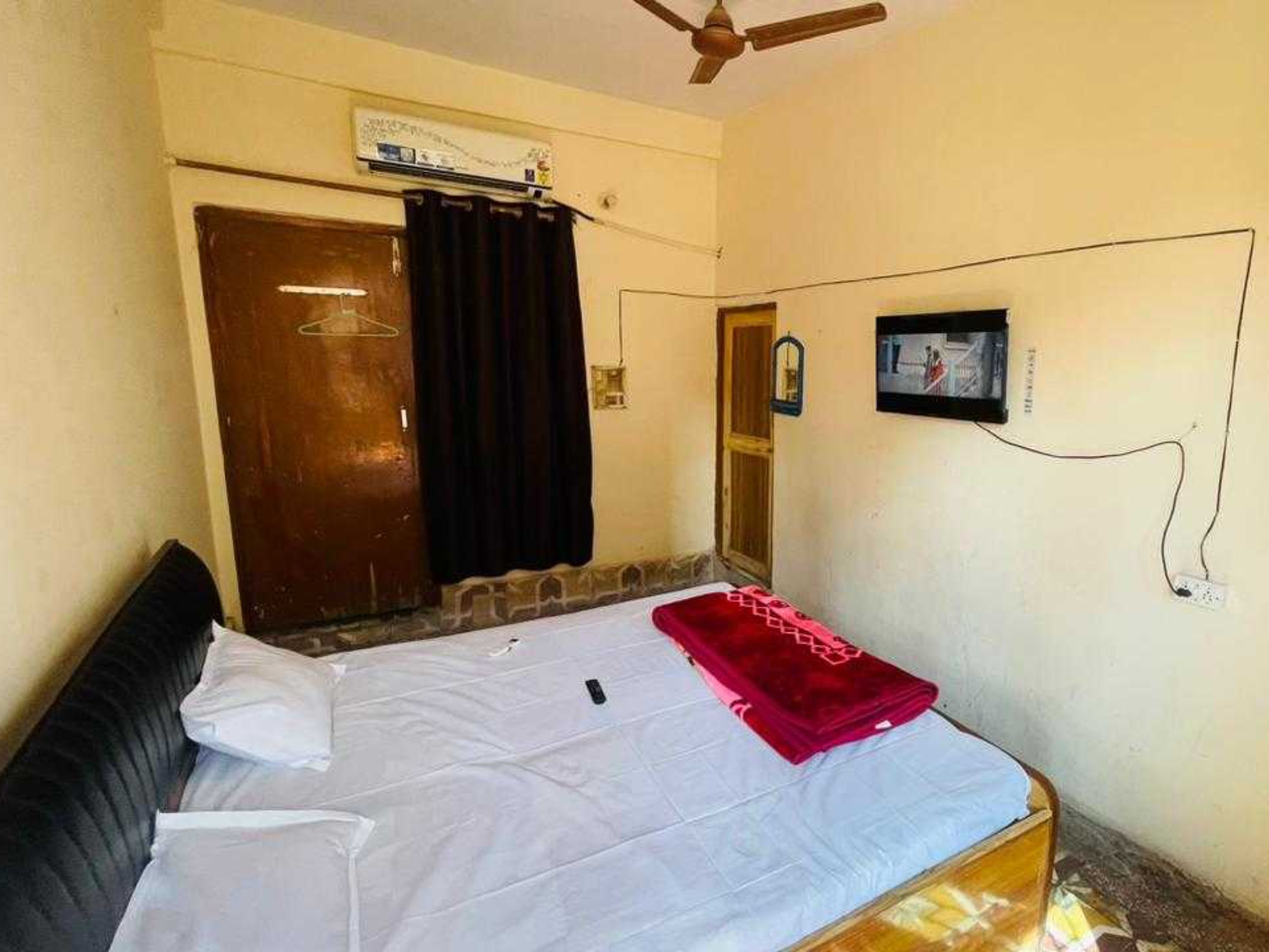 Hotel O Jai Bhole Guest House And Rooms - Tap to explore photos