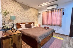 HOMLY STAYS 3 BHK, Indore