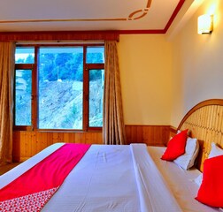 QUEEN ROOM WITH SUNRISE MOUNTAIN VIEW BALCONY