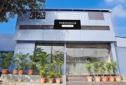 Super Townhouse LBS Road BKC Formerly Royal Palace