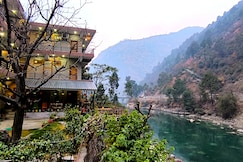 Tirthan Grand Riverside | Rooms & Guided Treks, Banjar