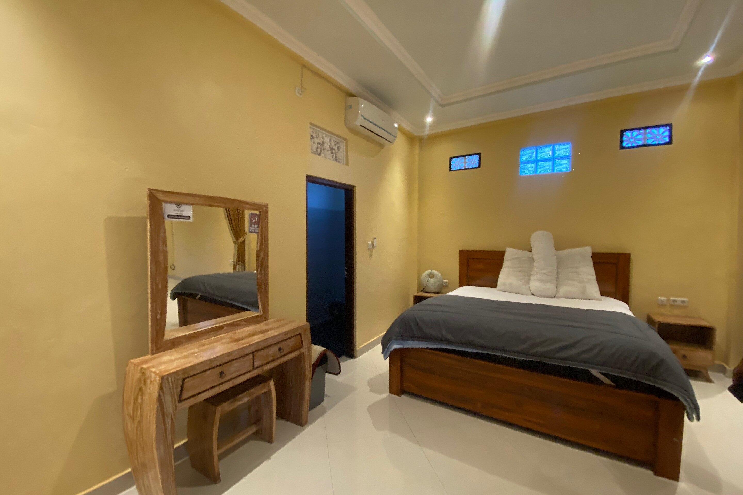 Capital O 93844 Arta Adi Homestay - Tap to explore photos