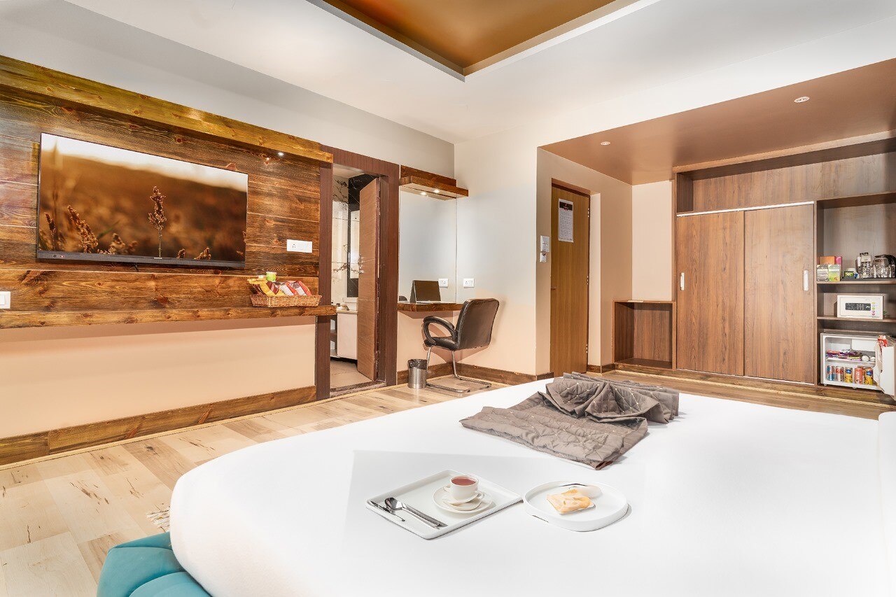HOTEL GOLDEN LEAF (Luxury Hotel in Srinagar) - Tap to explore photos