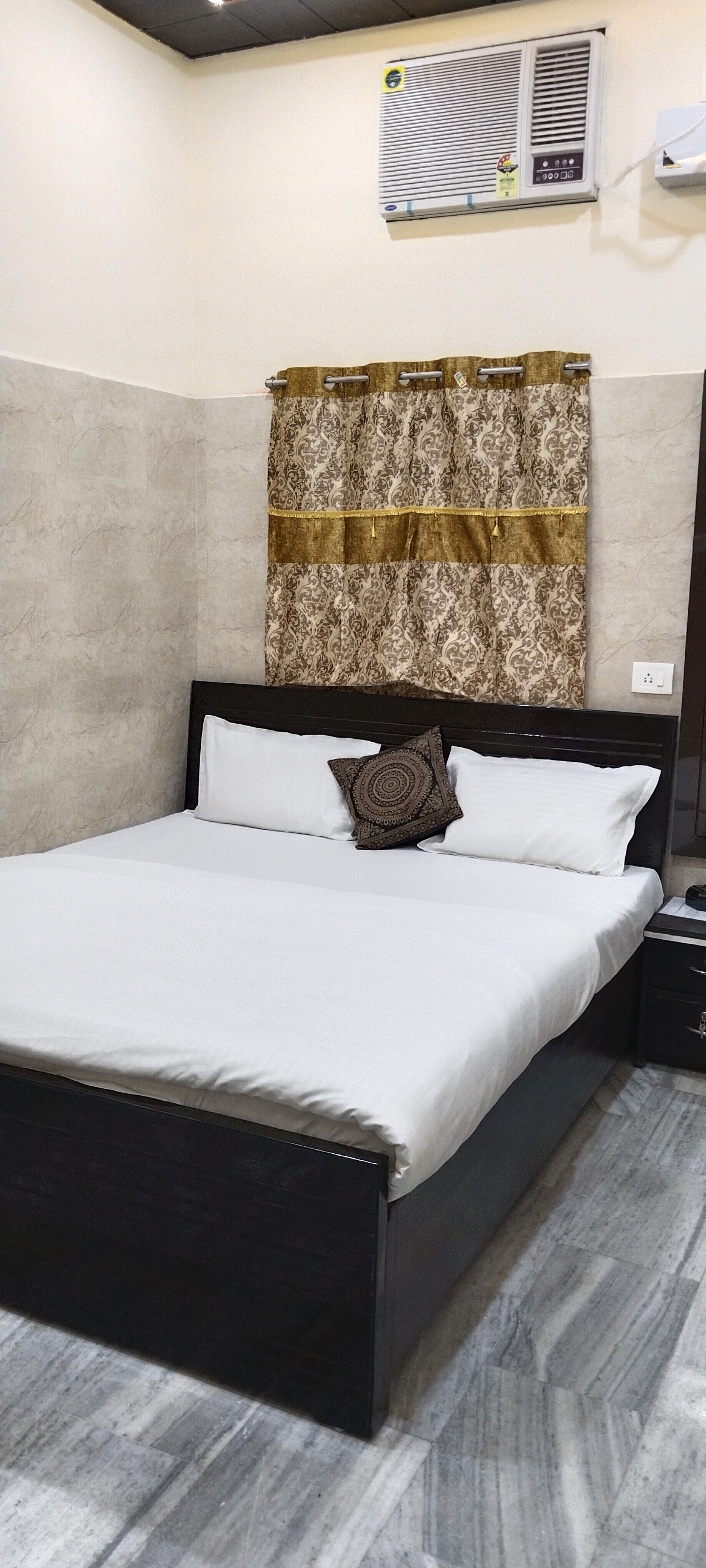 SAROJA GUEST HOUSE - Tap to explore photos
