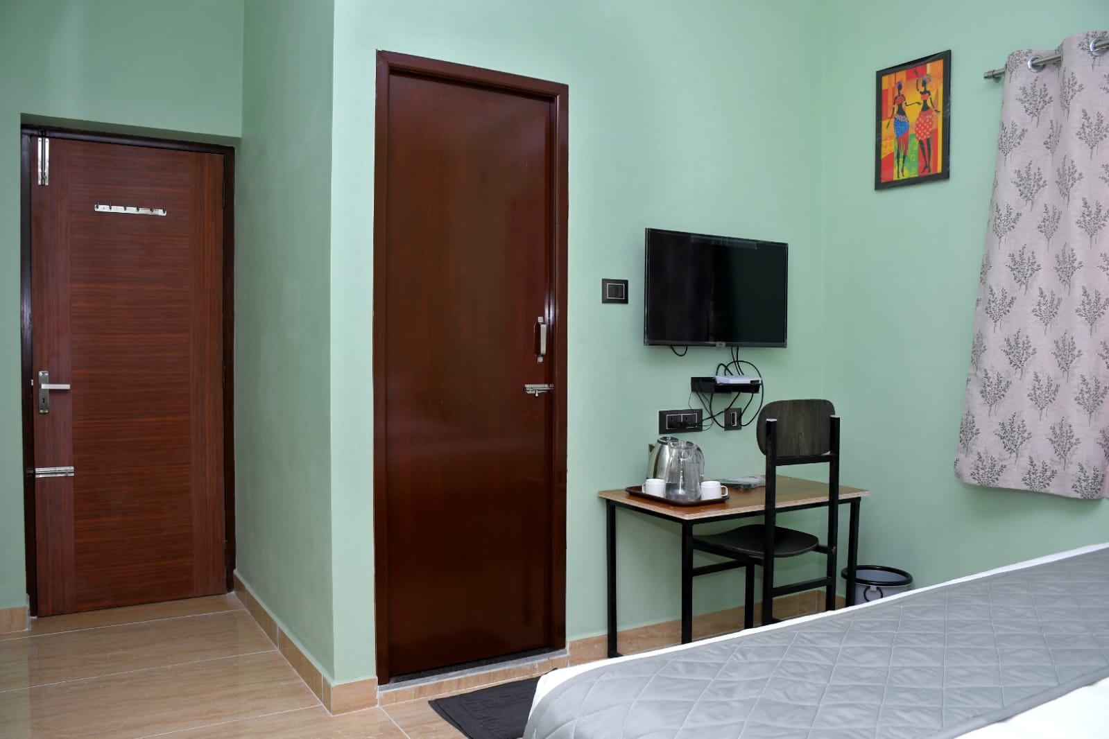 Le premier inn - with a swimming pool, beside the bay - Tap to explore photos