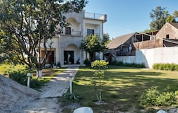 1 Deluxe Bedroom | The Golden Mango |FF| By Homeyhuts_1