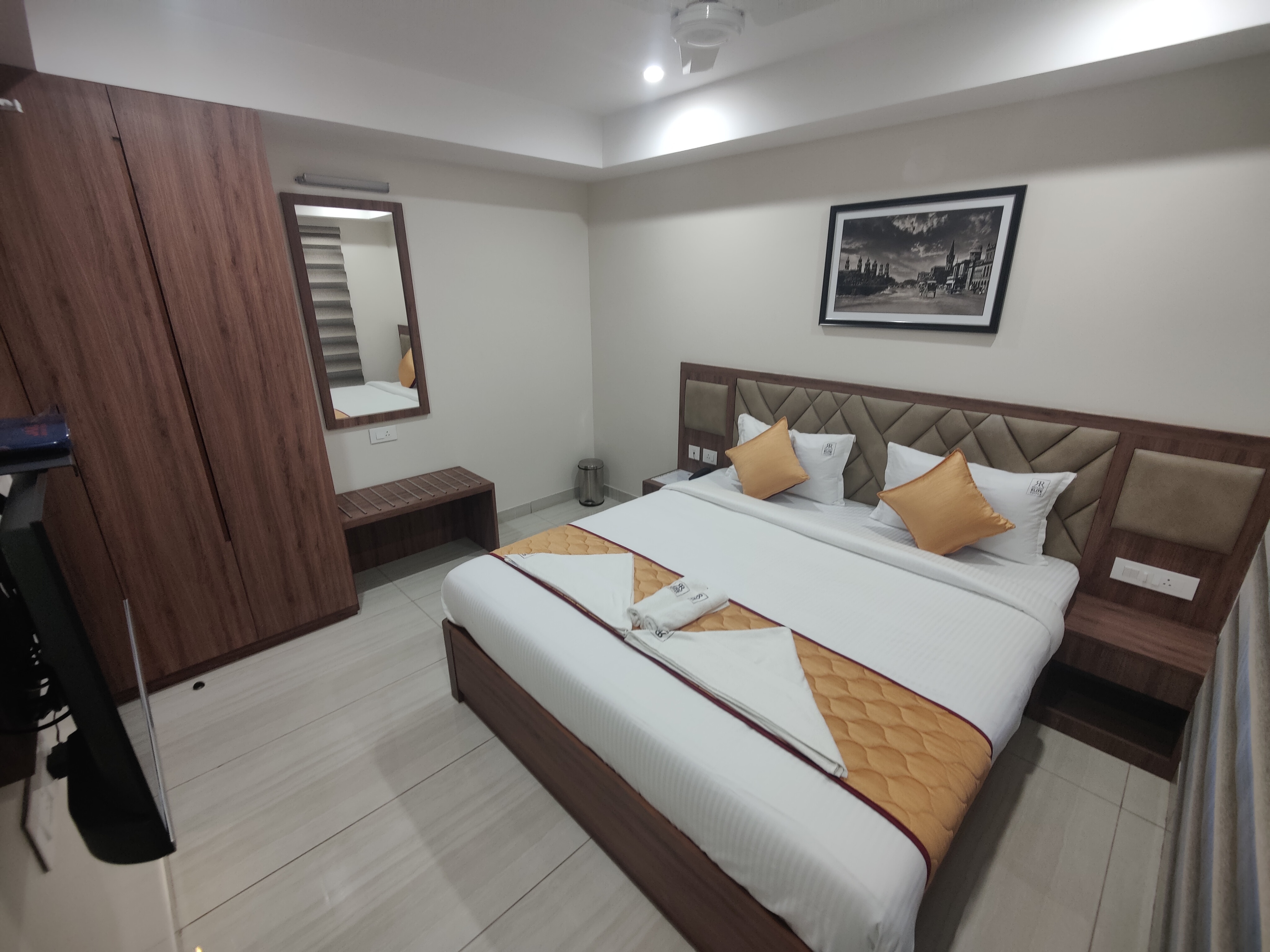 RR Mount Elite Suites - Tap to explore photos