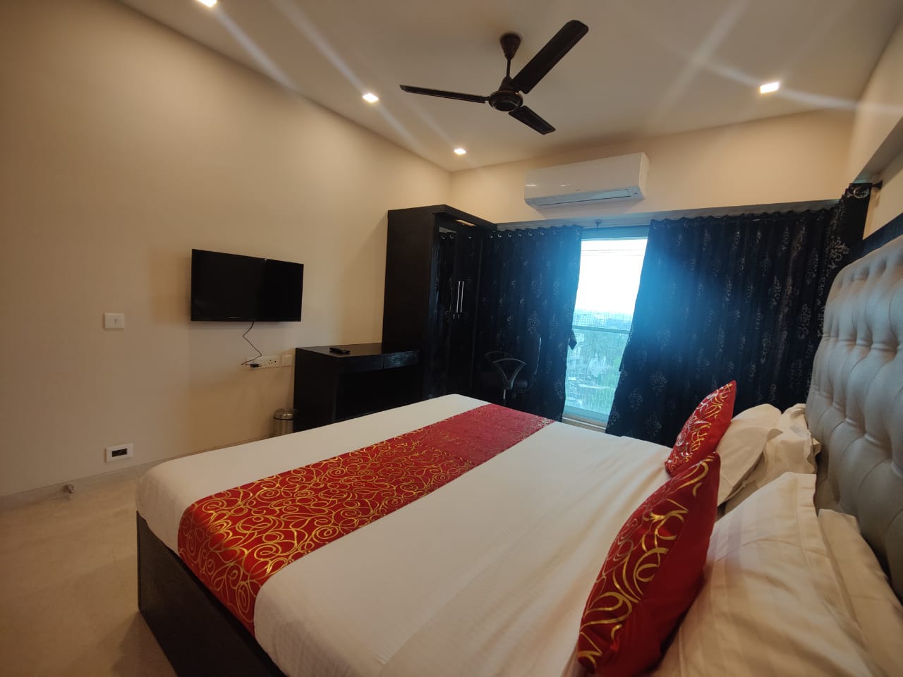 2 BHK Near Solitaire Corporate Park Andheri East - Tap to explore photos