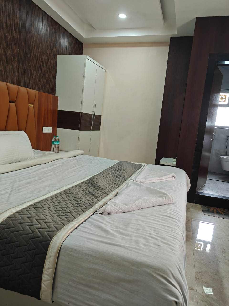 Hotel Smriti Premium - Tap to explore photos