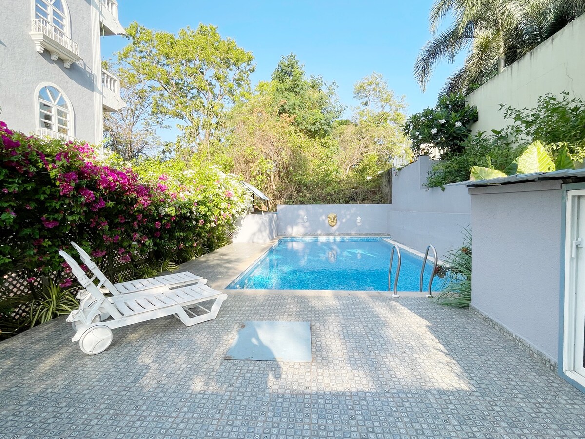 Casa Rio - Stylish 1BHK with Common Pool in Siolim by Hireavilla - Tap to explore photos